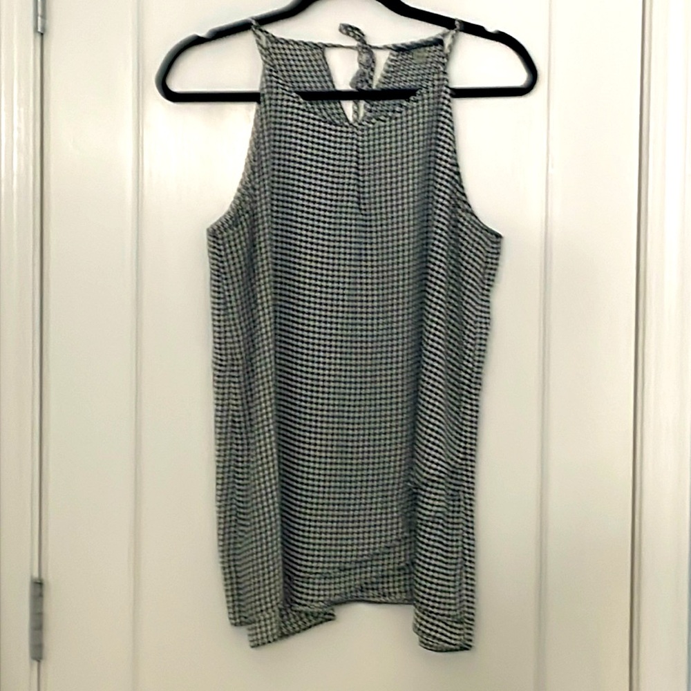 Black and white te checkered (dogs tooth) patterned tank.